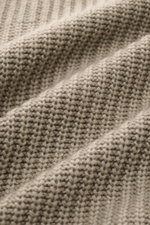 Close-up front perspective of Iris von Arnim Cashmere Strickjacke 'Avenor' graugrün showing voluminous patent knit texture in soft gray-green cashmere.

<p>Kompromisslose Strickqualität – made to last: Die legere Strickjacke 'Avenor' vom renommierten Hamb