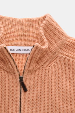 Nahaufnahme der Iris von Arnim Cashmere Strickjacke 'Avenor' apricot von oben mit voluminösem Patentstrick, Stehkragen und Zwei-Wege-Reißverschluss.