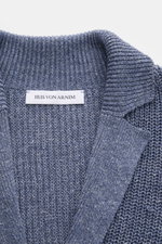 Nahaufnahme von Iris von Arnim Cardigan 'Larion' rauchblau meliert, voluminöser Patentstrick aus Leinen-Baumwoll-Mix, Rippstrick-Reverskragen.