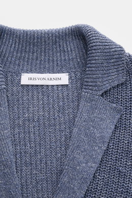 Nahaufnahme von Iris von Arnim Cardigan 'Larion' rauchblau meliert, voluminöser Patentstrick aus Leinen-Baumwoll-Mix, Rippstrick-Reverskragen.