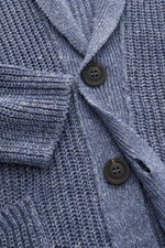 Nahaufnahme aus schräger Perspektive des Iris von Arnim Cardigan 'Larion' rauchblau meliert mit voluminösem Patentstrick, drei Knöpfen und Rippstrick-Kragen.