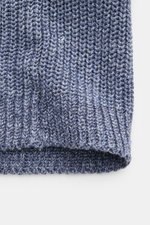 Nahaufnahme des voluminösen Patentstricks aus Leinen-Baumwoll-Mix des Iris von Arnim Cardigan 'Larion' rauchblau meliert.