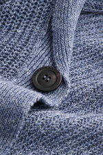 Nahaufnahme des Iris von Arnim Cardigan 'Larion' rauchblau meliert mit voluminösem Patentstrick, Knopf und Rippkragen aus Leinen-Baumwoll-Mix.