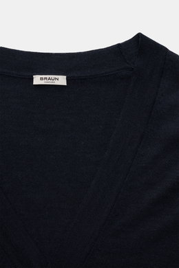 Alt tag (125 characters max): Close-up front view of BRAUN Hamburg Cardigan navy, showing V-neck and fine knit texture in a soft luxury fabric blend.

Description:
<p>Luxury you can feel on your skin, in a timeless and elegant design: This fine knit cardi