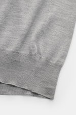 Close-up front view of the lower section of the BRAUN Hamburg Cardigan grey melange, showing soft fine knit fabric and ribbed bands.

Description: <p>Luxury you can feel on your skin, in a timeless and elegant design: This fine knit cardigan by BRAUN HAMB