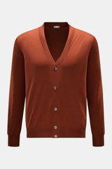 Front view of BRAUN Hamburg Cardigan rust brown, a slim fit, super fine knit with V-neck, five-button placket, and ribbed bands. Luxury you can feel on your skin, in a timeless and elegant design: This fine knit cardigan by BRAUN HAMBURG is defined by a f