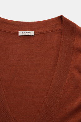 Close-up front view of the BRAUN Hamburg Cardigan rust brown showing fine knit V-neck and ribbed bands. Luxury you can feel on your skin, in a timeless and elegant design: This fine knit cardigan by BRAUN HAMBURG is defined by a fine blend of virgin wool,