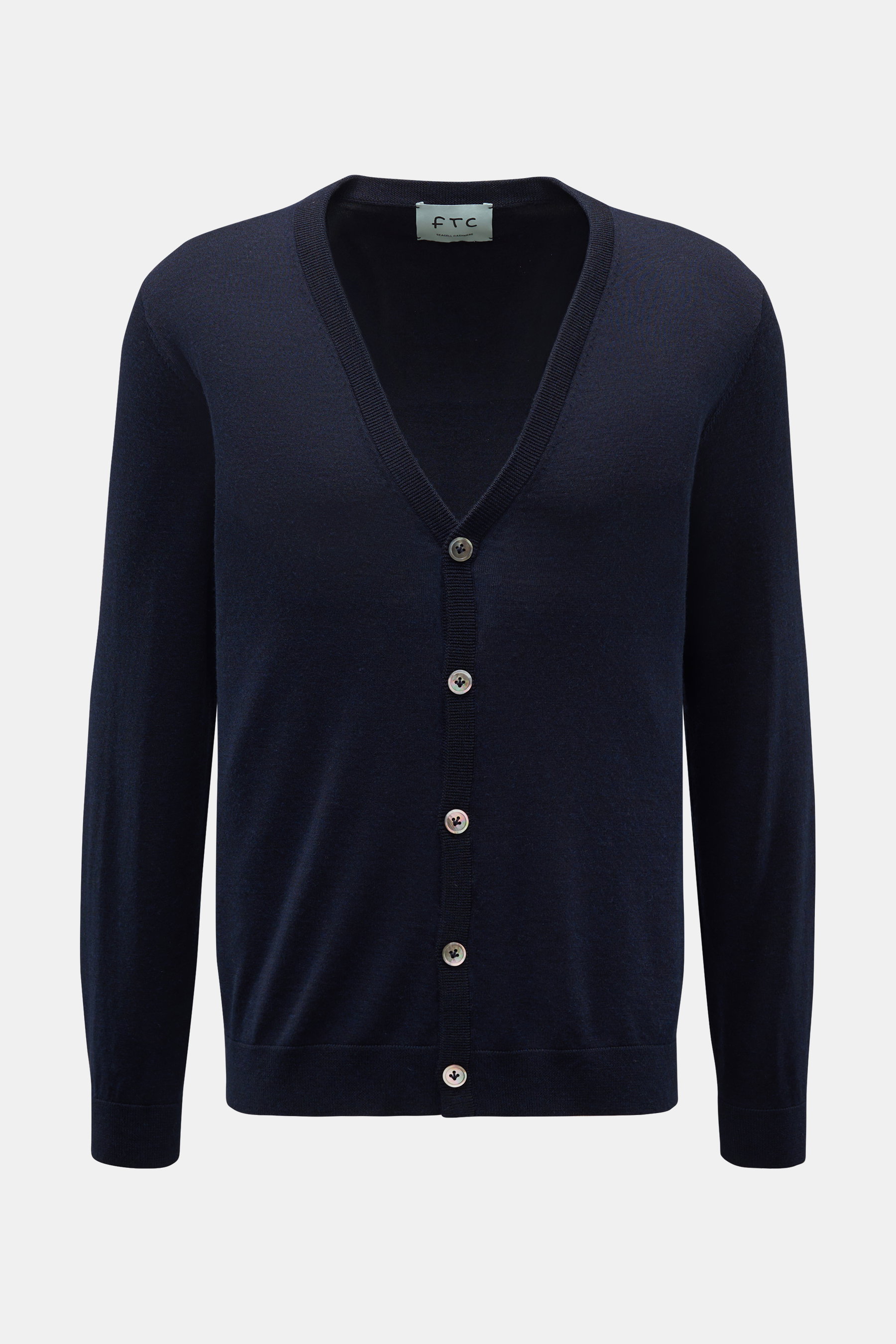 FTC Cardigan navy, frontale Nahaufnahme, Slim Fit Cardigan mit V-Ausschnitt, fünf Knöpfen, weichem Fair-Trade-Cashmere und SeaCell.