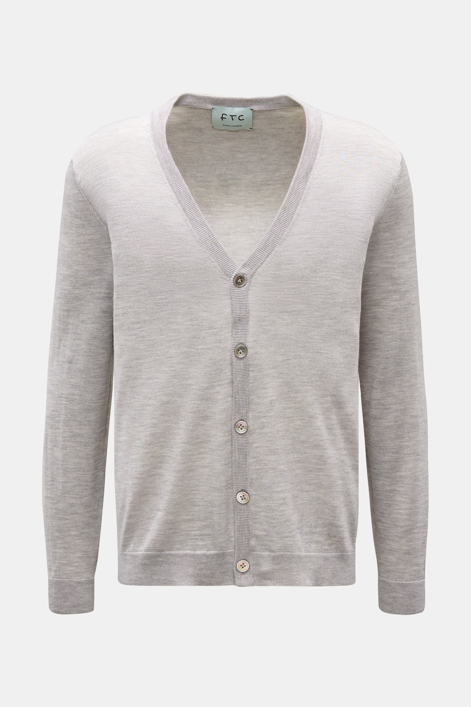 FTC Cardigan grau meliert, von vorne fotografiert, Slim Fit mit V-Ausschnitt, fünf Knöpfen, Rippbündchen, weicher Cashmere-SeaCell-Strick.