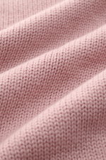 Nahaufnahme des garment-dyed mittelgroben Strickbilds des 04651/ A trip in a bag Cardigan 'Foggy' altrosa aus reiner Wolle.