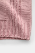 Nahaufnahme des 04651/ A trip in a bag Cardigan 'Foggy' altrosa, stückgefärbt, aus weicher reiner Wolle mit Rippbündchen, Taschen und Knopfleiste.