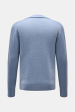 Rückansicht des 04651/ A trip in a bag Cardigan 'Foggy' rauchblau aus reiner Wolle mit garment-dyed Look und Rippbündchen.