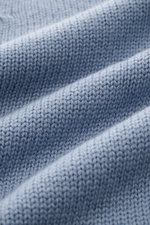 Makroaufnahme des mittelgroben Strickbilds des 04651/ A trip in a bag Cardigan 'Foggy' rauchblau aus reiner Wolle, weich und garment-dyed.