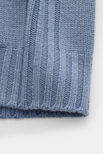 Nahaufnahme der Ärmelbündchen des 04651/ A trip in a bag Cardigan 'Foggy' rauchblau, aus weicher, stückgefärbter Wolle mit Rippstrick.