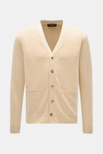 Filippo de Laurentiis Cardigan sand, frontal fotografiert, Regular Fit mit Leinen-Baumwoll-Mix, fünf Knöpfen, Taschen, Rippbündchen.