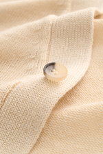 Filippo de Laurentiis Cardigan sand aus Leinen-Baumwoll-Mix, feines Strickbild, Knopf und Rippbündchen in Nahaufnahme, leichte Perspektive.