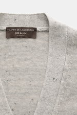 Nahaufnahme des graumelierten Filippo de Laurentiis Cardigan aus Leinen-Baumwoll-Mix, feines Strickbild, Regular Fit, Blick auf Kragen und Label.
