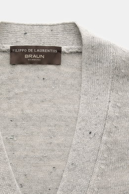 Nahaufnahme des graumelierten Filippo de Laurentiis Cardigan aus Leinen-Baumwoll-Mix, feines Strickbild, Regular Fit, Blick auf Kragen und Label.