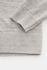 Filippo de Laurentiis Cardigan grau meliert, Detailaufnahme von Ärmel und Saum mit weichem Griff, feinem Strick, Rippbündchen, Materialmix Leinen/Baumwolle.