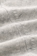 Nahaufnahme des fein gestrickten, grau melierten Filippo de Laurentiis Cardigans aus Leinen-Baumwolle, weicher Griff, Regular Fit.