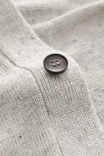 Filippo de Laurentiis Cardigan grau meliert, Nahaufnahme von Knopf und feinem Strickbild, leichter Materialmix aus Leinen und Baumwolle.