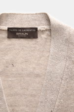 Filippo de Laurentiis Cardigan beige meliert im Nahaufnahme von oben, feines Strickbild, leichter Leinen-Baumwoll-Mix, weicher Griff, Rippbündchen.