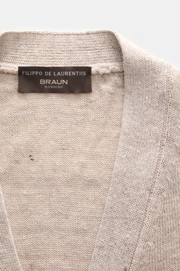 Filippo de Laurentiis Cardigan beige meliert im Nahaufnahme von oben, feines Strickbild, leichter Leinen-Baumwoll-Mix, weicher Griff, Rippbündchen.