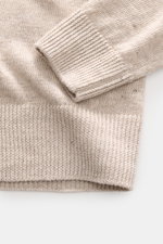 Filippo de Laurentiis Cardigan beige meliert, Detailaufnahme von Ärmel und Saum, leichter Leinen-Baumwollmix, feines Strickbild, Rippbündchen.