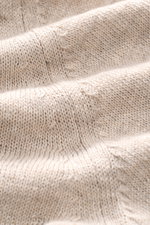 Nahaufnahme des fein gestrickten Materials des Filippo de Laurentiis Cardigans beige meliert aus Leinen und Baumwolle mit weichem Griff.