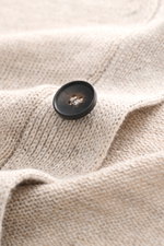 Filippo de Laurentiis Cardigan beige meliert in Nahaufnahme, feines, leichtes Strickbild, fünf-Knopf-Leiste, weicher Griff, Leinen-Baumwoll-Mix.