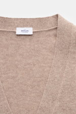 Close-up front view of von Braun Cashmere Cardigan beige showing fine knit, V-neck, and label; basic transitional piece in pure Mongolian cashmere.

Description: <p>Basic für die Übergangszeit aus mongolischem Cashmere: Der VON BRAUN Cardigan ist ein echt