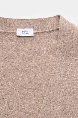 Close-up front view of von Braun Cashmere Cardigan beige showing fine knit, V-neck, and label; basic transitional piece in pure Mongolian cashmere.

Description: <p>Basic für die Übergangszeit aus mongolischem Cashmere: Der VON BRAUN Cardigan ist ein echt