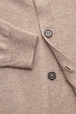 Close-up front view of von Braun Cashmere Cardigan beige showing five-button placket, elastic ribbed cuffs, slim fit, and fine knit texture.

Description: <p>Basic für die Übergangszeit aus mongolischem Cashmere: Der VON BRAUN Cardigan ist ein echter Klas