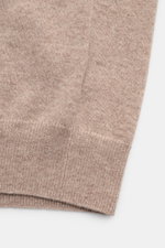 Close-up front view of von Braun Cashmere Cardigan beige showing fine knit, elastic ribbed cuffs, slim fit, and soft pure cashmere texture.