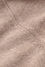 Close-up photo of the beige von Braun Cashmere Cardigan fabric showing fine knit texture and soft, pure cashmere material from a detailed perspective. <p>Basic für die Übergangszeit aus mongolischem Cashmere: Der VON BRAUN Cardigan ist ein echter Klassike