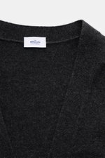 Close-up front view of the von Braun Cashmere cardigan dark grey mottled showing fine knit, elasticated ribbed bands, and V-neck with label. A basic for the transitional season in Mongolian cashmere: This VON BRAUN cardigan is a true classic when it comes