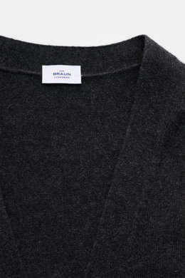 Close-up front view of the von Braun Cashmere cardigan dark grey mottled showing fine knit, elasticated ribbed bands, and V-neck with label. A basic for the transitional season in Mongolian cashmere: This VON BRAUN cardigan is a true classic when it comes