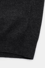 Close-up of the elasticated ribbed band of the von Braun Cashmere cardigan dark grey mottled, photographed from a top-down angle. A basic for the transitional season in Mongolian cashmere: This VON BRAUN cardigan is a true classic when it comes to your of