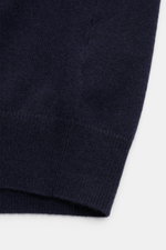 Close-up side view of the elasticated ribbed band of the von Braun Cashmere cardigan navy, made of pure Mongolian cashmere, soft feel, fine knit, slim fit, five-button placket. A basic for the transitional season and a practical layering piece for the off