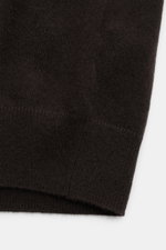 von Braun Cashmere Cardigan dunkelbraun, Detailaufnahme des elastischen Rippbündchens aus reinem mongolischem Cashmere, weicher Griff, feines Strickbild, Slim Fit, Fünf-Knopf-Leiste, Basic für die Übergangszeit, praktische Office-Garderobe.