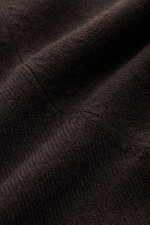 Nahaufnahme des feinen Strickbilds und weichen Griffs des von Braun Cashmere Cardigan dunkelbraun aus mongolischem Cashmere.