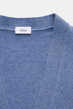 Close-up front view of von Braun Cashmere Cardigan blau meliert in soft, fine-knit blue Mongolian cashmere with a slim fit and ribbed edges.

Description: <p>Basic für die Übergangszeit aus mongolischem Cashmere: Der VON BRAUN Cardigan ist ein echter Klas
