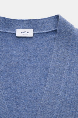 Close-up front view of von Braun Cashmere Cardigan blau meliert in soft, fine-knit blue Mongolian cashmere with a slim fit and ribbed edges.

Description: <p>Basic für die Übergangszeit aus mongolischem Cashmere: Der VON BRAUN Cardigan ist ein echter Klas