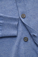 Close-up front view of von Braun Cashmere Cardigan blau meliert showing fine knit, five-button placket, and elastic ribbed cuff, made of pure soft Mongolian cashmere, slim fit, perfect for office layering and transitional seasons. Basic für die Übergangsz