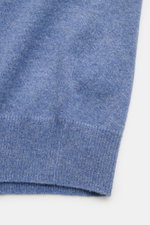 Close-up front view of the von Braun Cashmere Cardigan blau meliert sleeve cuff showing fine knit, elastic ribbed cuff, and soft blue mixed cashmere fabric. Basic für die Übergangszeit aus mongolischem Cashmere: Der VON BRAUN Cardigan ist ein echter Klass