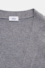 von Braun Cashmere Cardigan grau meliert shown in a close-up from the top front perspective, made of pure Mongolian cashmere, soft touch, fine knit, slim fit, with five-button placket and elastic rib cuffs; Basic für die Übergangszeit aus mongolischem Cas