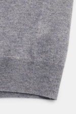 Close-up front view of von Braun Cashmere Cardigan grau meliert sleeve showing fine knit, soft texture, slim fit, five-button placket, and elastic rib cuffs. Basic für die Übergangszeit aus mongolischem Cashmere: Der VON BRAUN Cardigan ist ein echter Klas
