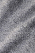 Close-up view of the soft, finely knitted fabric of the von Braun Cashmere Cardigan grau meliert, highlighting its pure Mongolian cashmere texture.

Description:  
<p>Basic für die Übergangszeit aus mongolischem Cashmere: Der VON BRAUN Cardigan ist ein ec