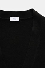 von Braun Cashmere Cardigan schwarz, Slim Fit, feines Strickbild, weicher Griff, Fünf-Knopf-Leiste, elastische Rippbündchen, Nahaufnahme von oben
