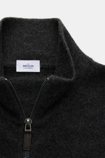 Nahaufnahme der von Braun Cashmere Strickjacke dunkelgrau meliert, Slim Fit mit Reißverschluss, Stehkragen und weichem Cashmere-Griff.